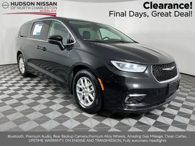 2023 Chrysler Pacifica Touring L's photo