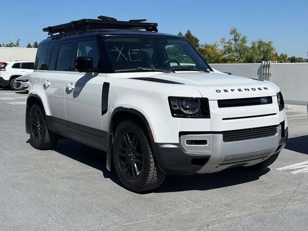 2022 Land Rover Defender SE's photo