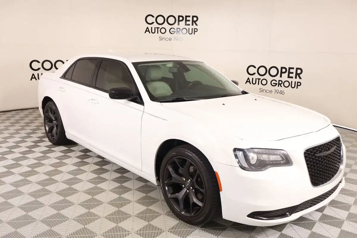 2021 Chrysler 300 Touring's photo