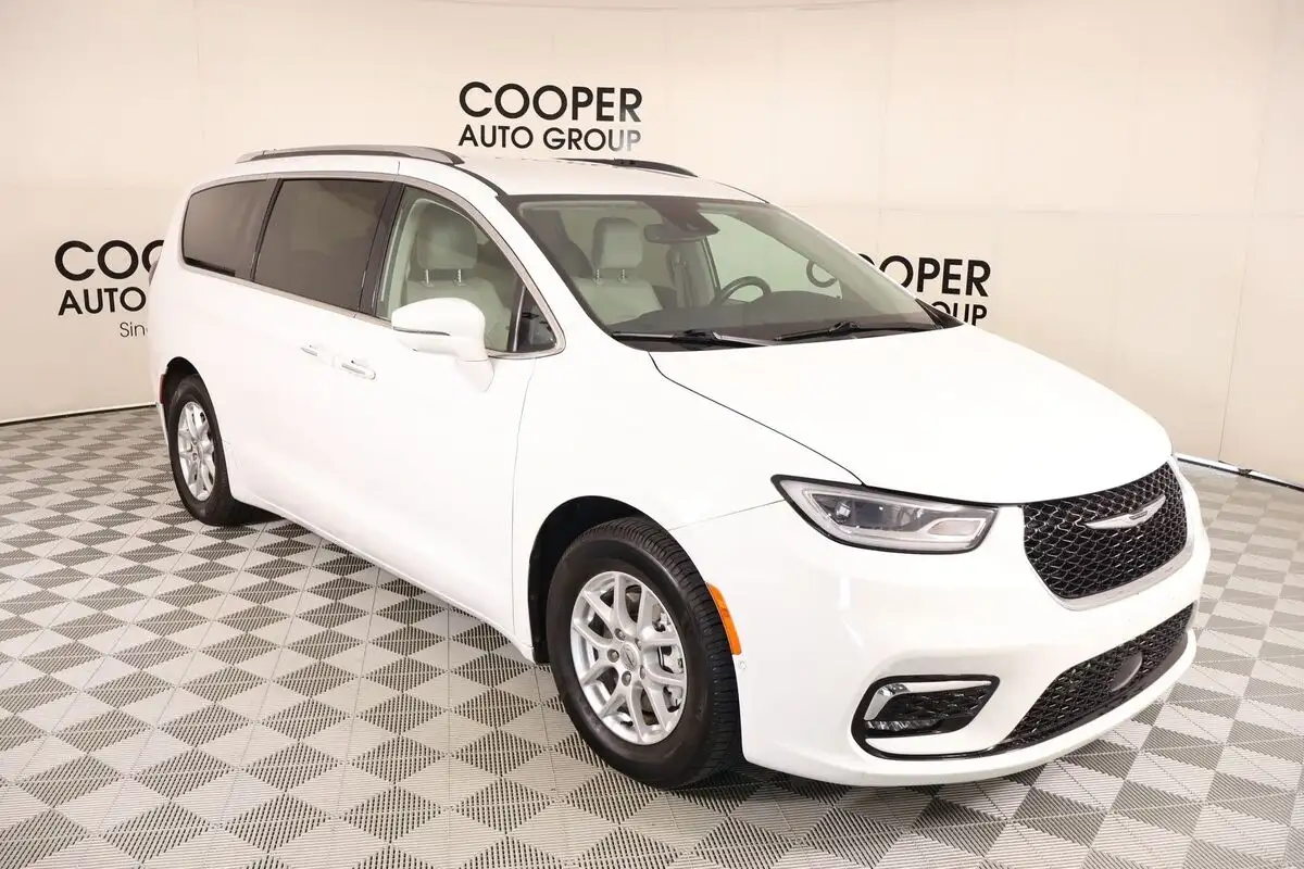2021 Chrysler Pacifica Touring L's photo