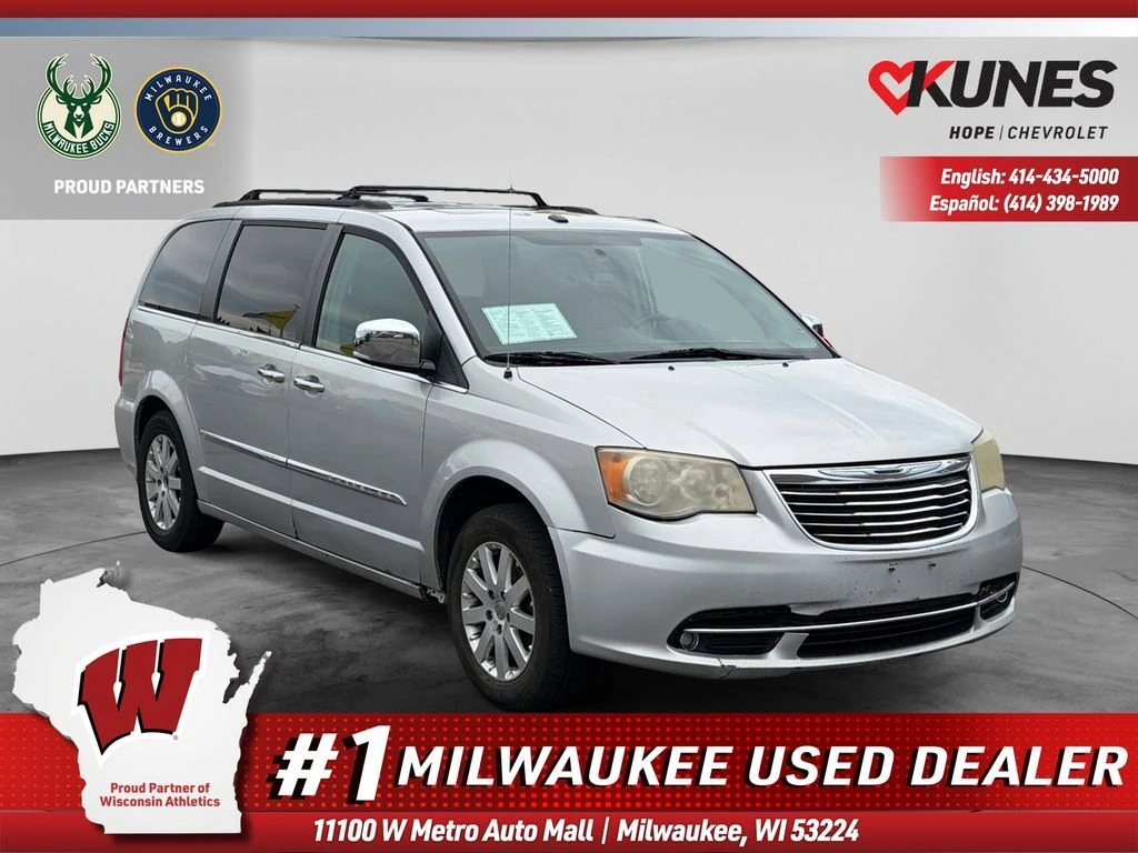 2011 Chrysler Town & Country Touring L's photo