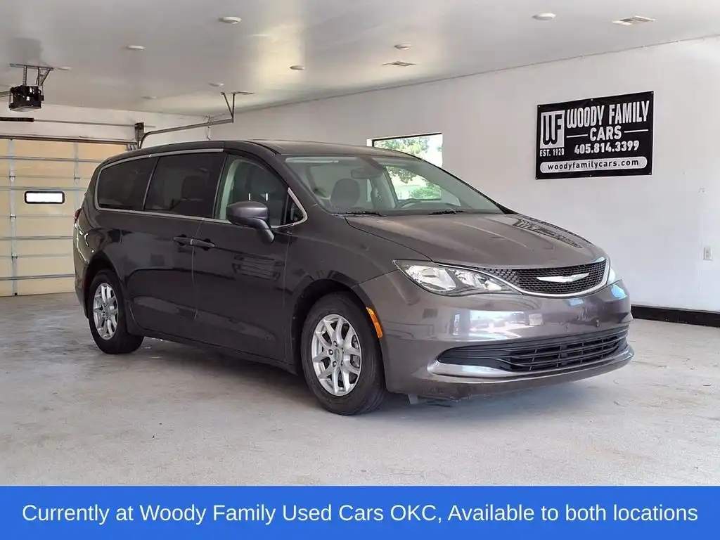 2017 Chrysler Pacifica Touring's photo