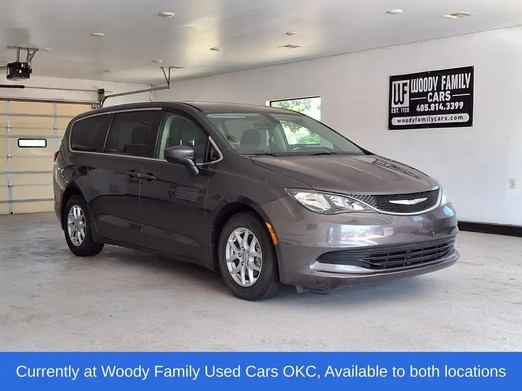 2017 Chrysler Pacifica Touring's photo