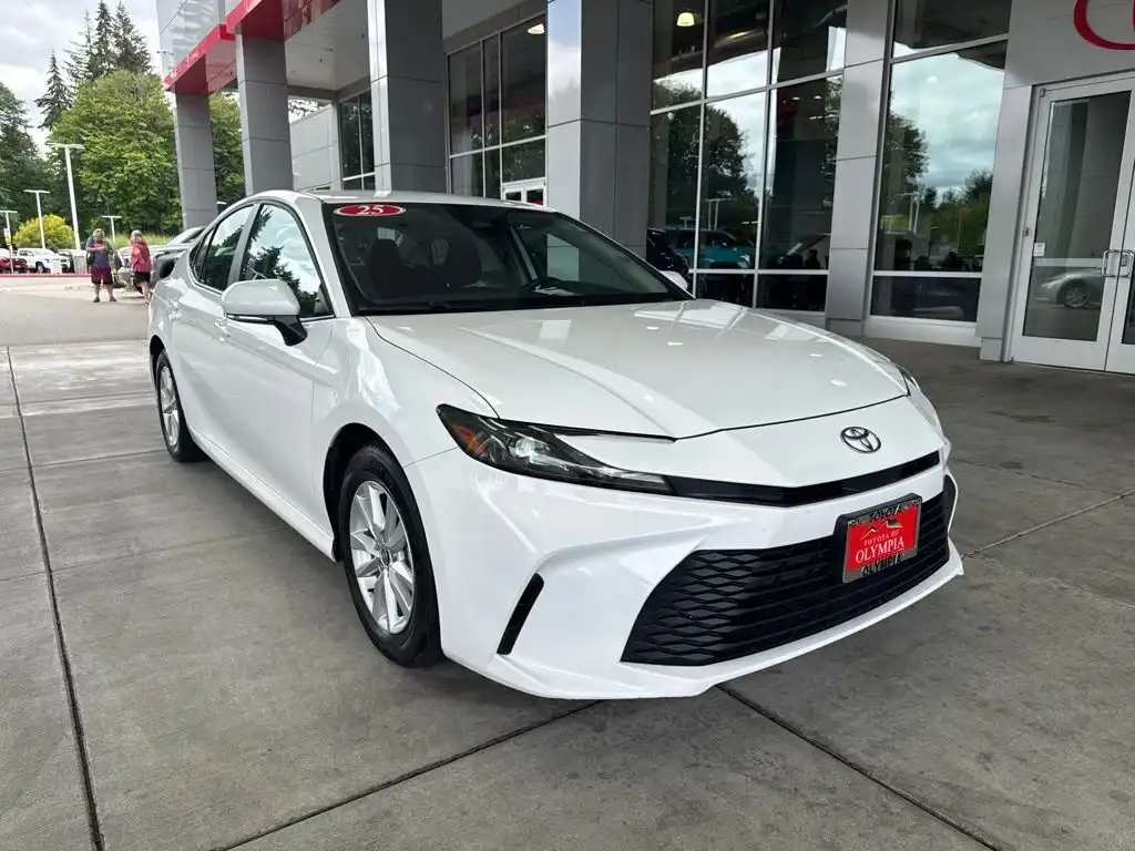 2025 Toyota Camry LE Hybrid's photo