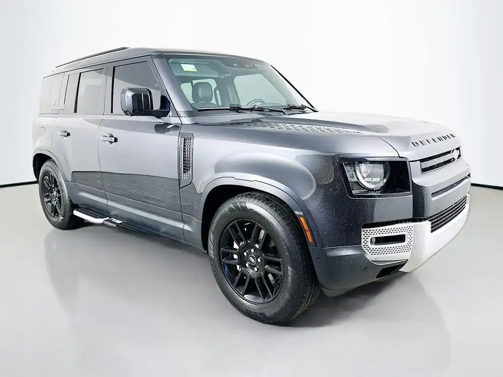 2023 Land Rover Defender SE's photo