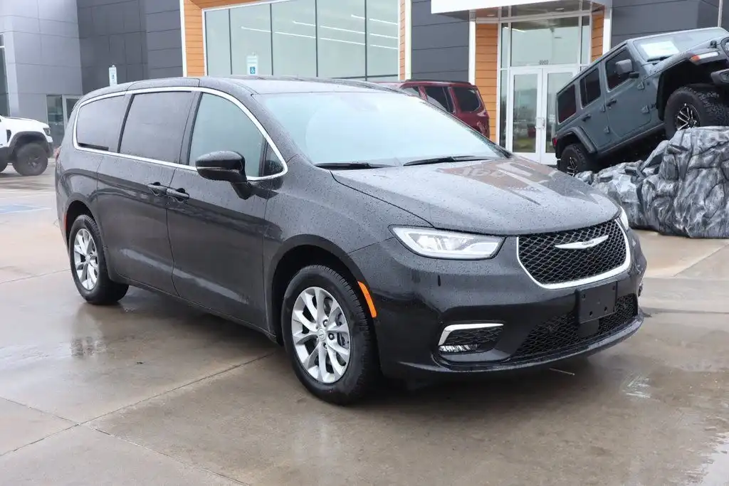 2026 Chrysler Pacifica Select AWD's photo