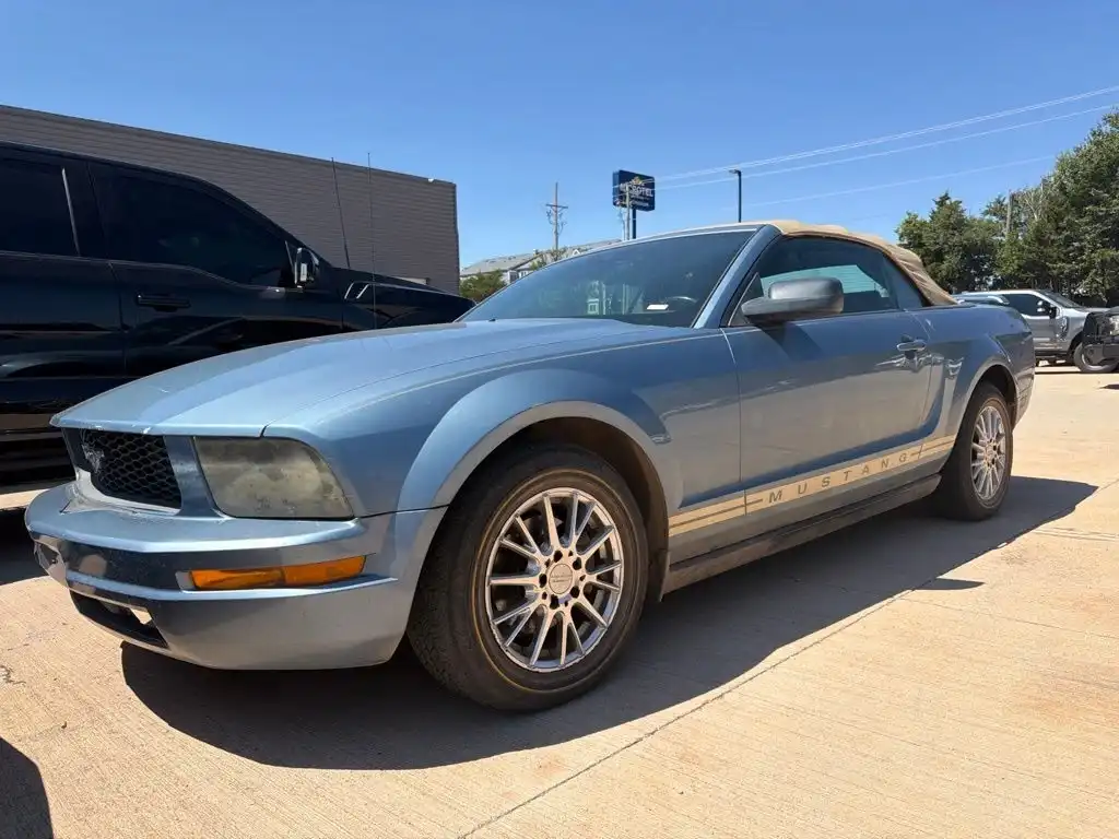 2005 Ford Mustang V6 Premium's photo