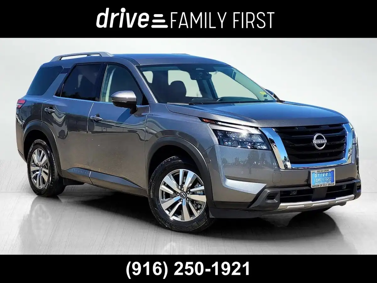 2025 Nissan Pathfinder SL 2WD's photo