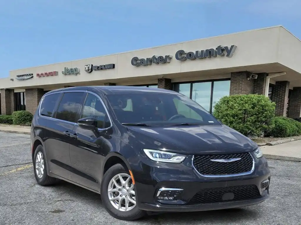 2026 Chrysler Pacifica Select's photo