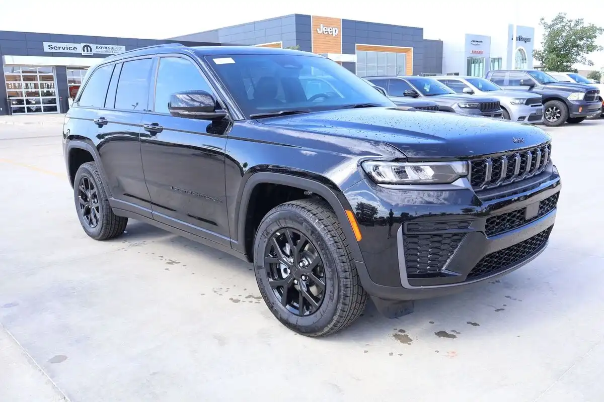 2026 Jeep Grand Cherokee Laredo Altitude 4x4's photo