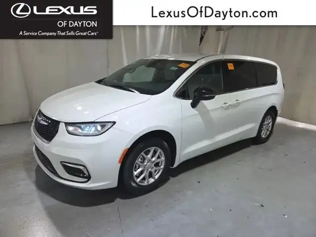 2025 Chrysler Pacifica Select's photo