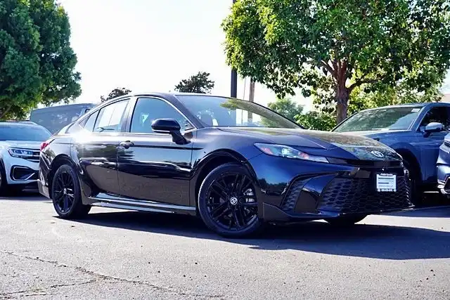 2025 Toyota Camry SE Hybrid's photo