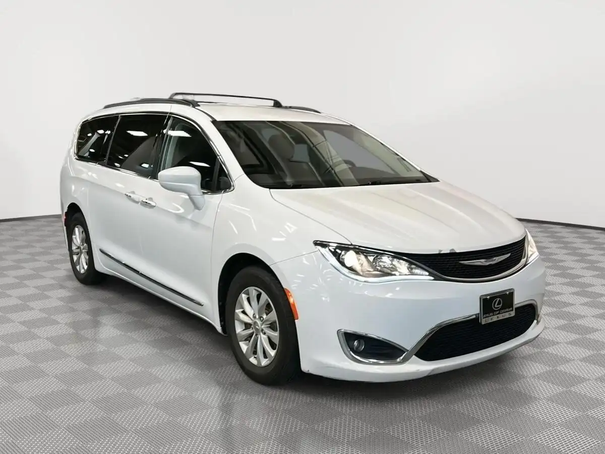 2017 Chrysler Pacifica Touring-L's photo