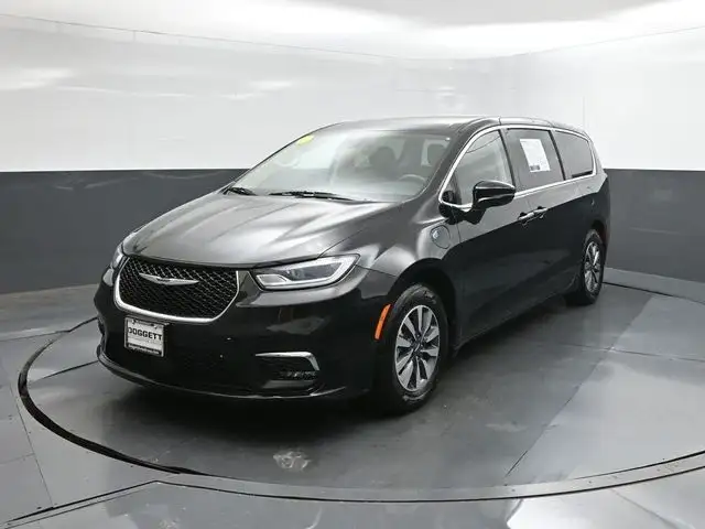 2024 Chrysler Pacifica Hybrid PHEV Select's photo