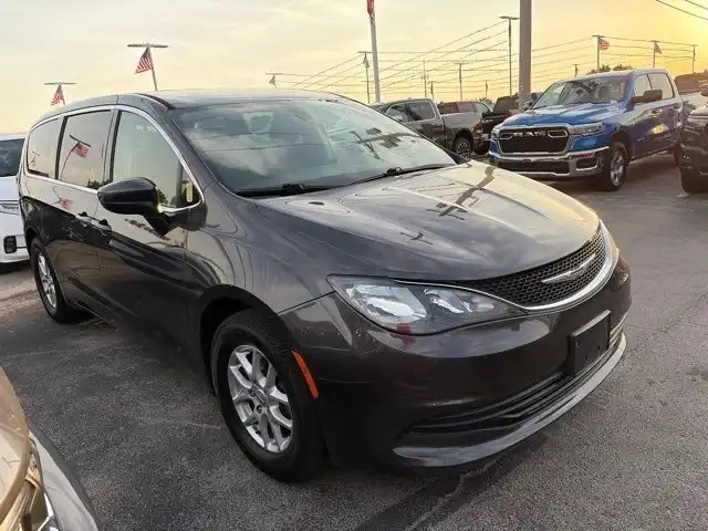 2017 Chrysler Pacifica Touring's photo