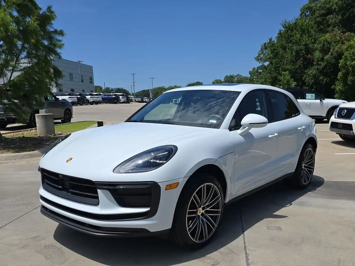 2025 Porsche Macan Base's photo