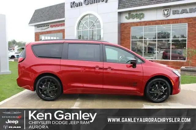 2027 Chrysler Pacifica Select's photo