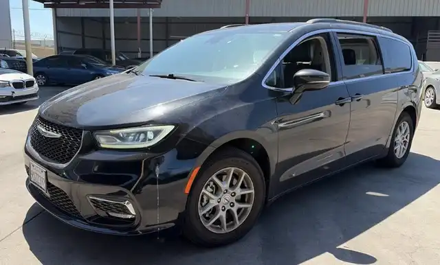 2022 Chrysler Pacifica Touring L's photo