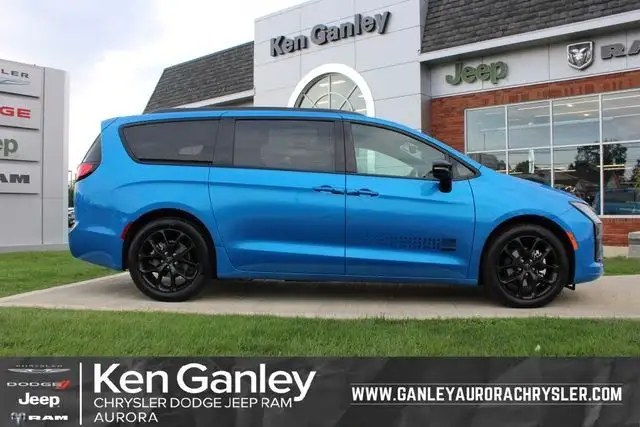 2027 Chrysler Pacifica Select's photo