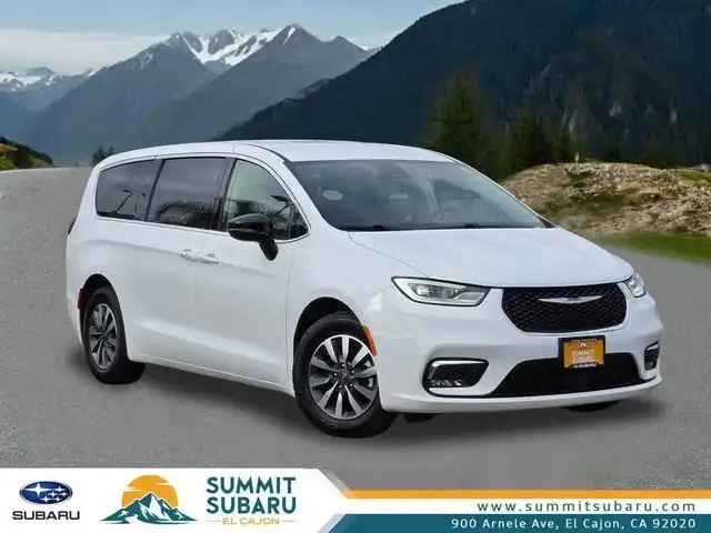 2024 Chrysler Pacifica Hybrid PHEV Select's photo