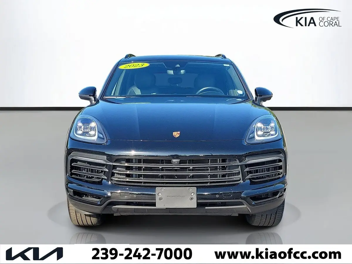 2023 Porsche Cayenne Base photo 3