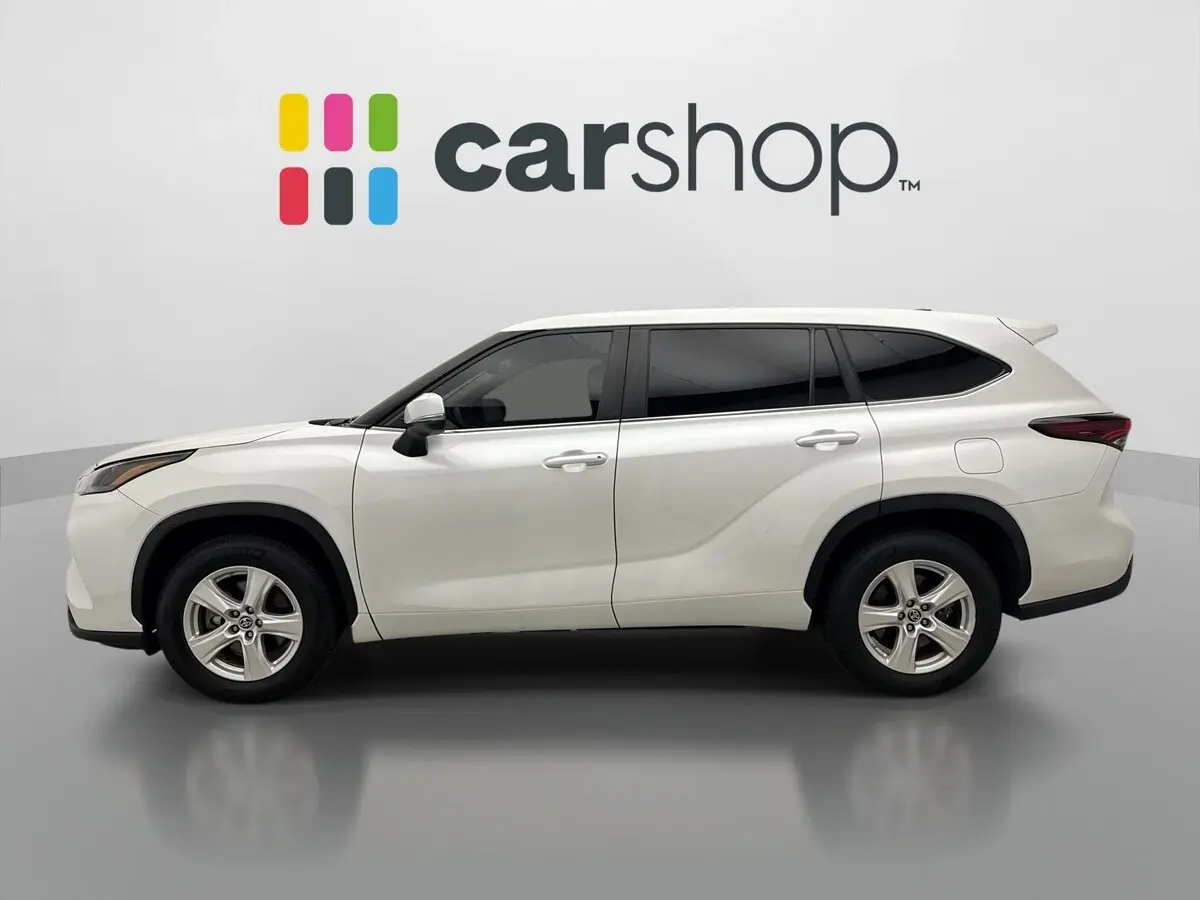 2024 Toyota Highlander LE FWD photo 3
