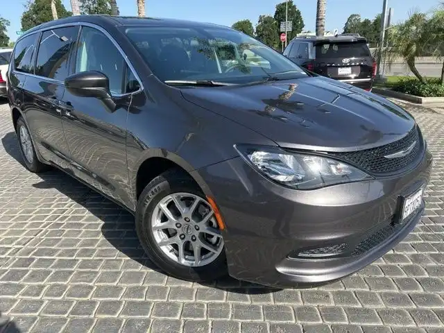 2022 Chrysler Voyager LX's photo