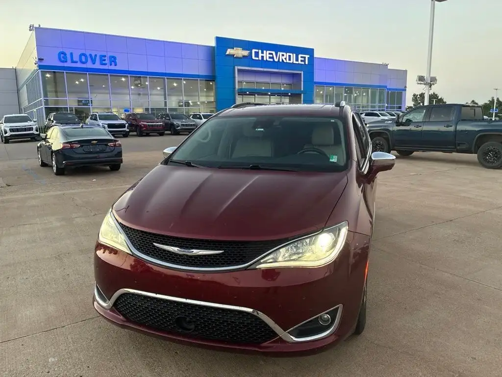 2019 Chrysler Pacifica Limited's photo