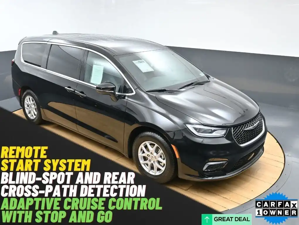 2025 Chrysler Pacifica Select's photo