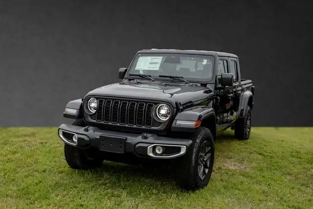 2026 Jeep Gladiator Sport S Auto's photo