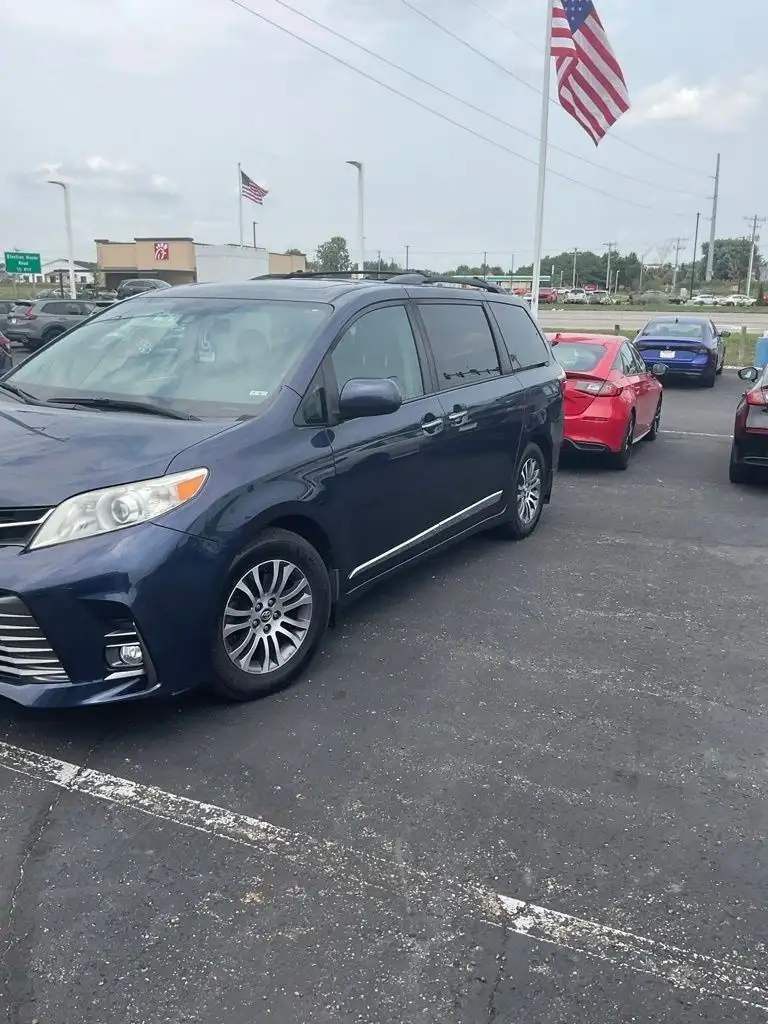 2019 Toyota Sienna XLE V6 8-Passenger's photo
