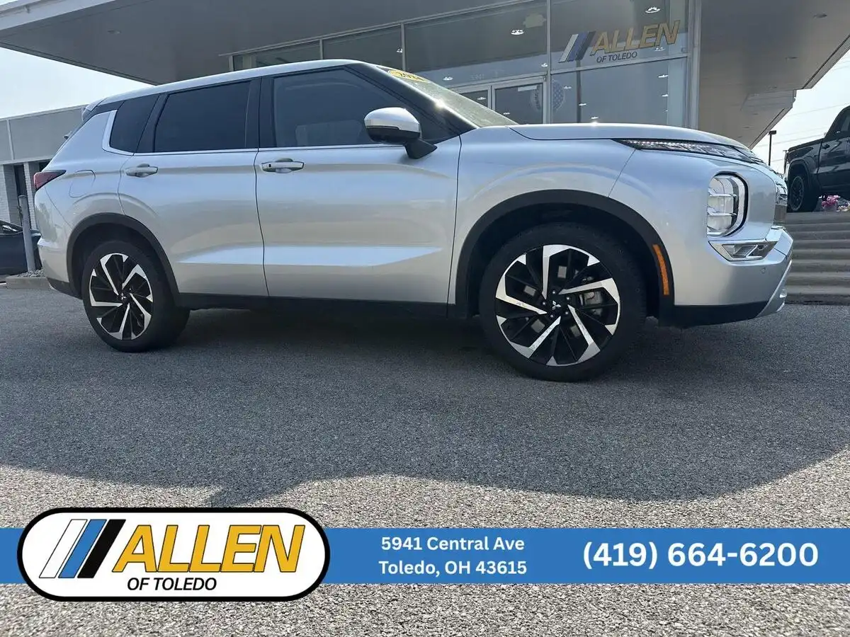 2024 Mitsubishi Outlander SE 2WD's photo