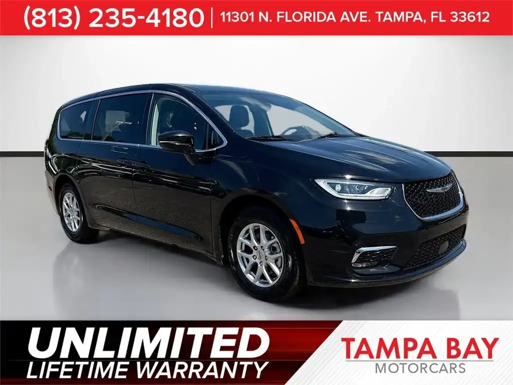 2024 Chrysler Pacifica Touring L's photo