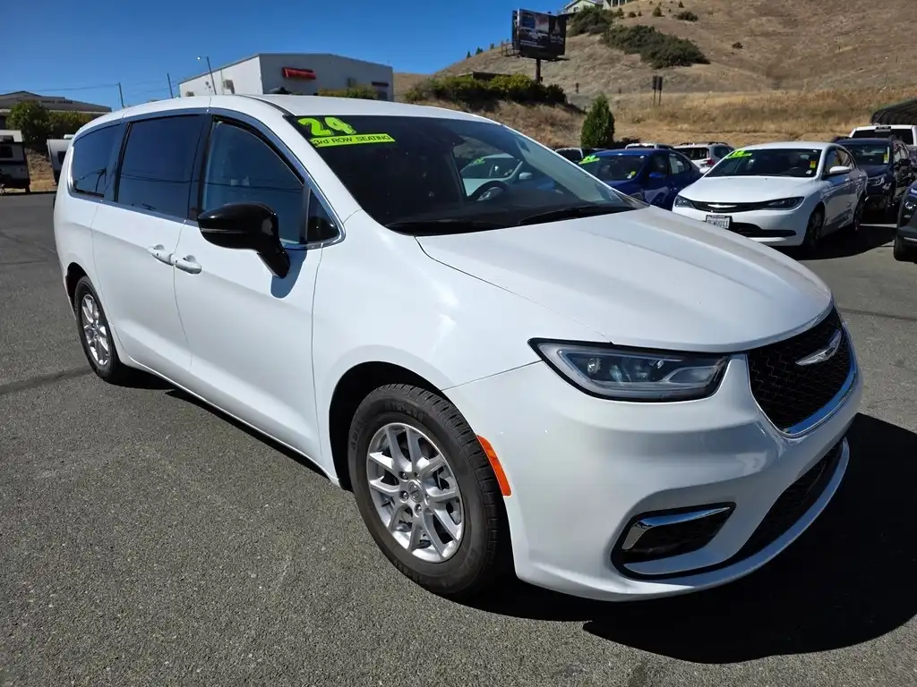 2024 Chrysler Pacifica Touring L's photo