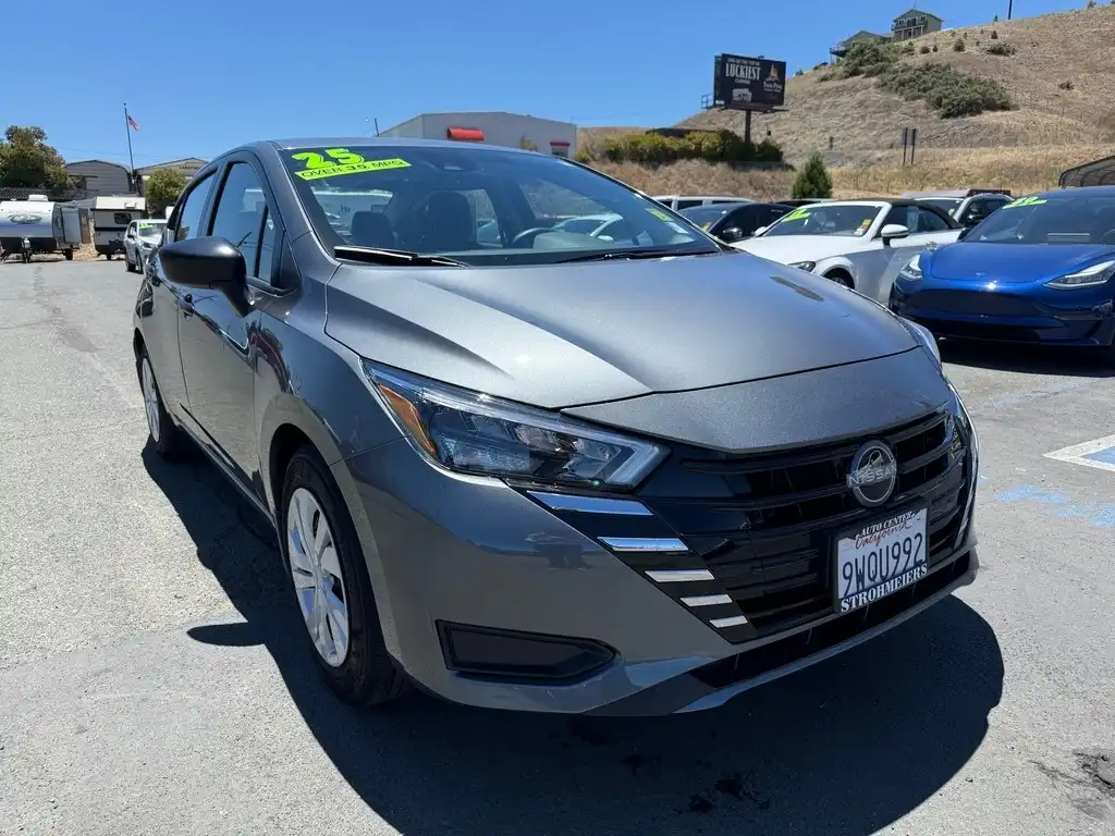 2025 Nissan Versa 1.6 S CVT's photo