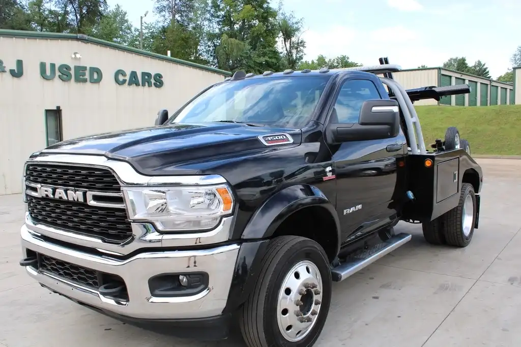 2023 RAM 4500 SLT 4X4 Regular Cab SWB DRW 145" WB's photo