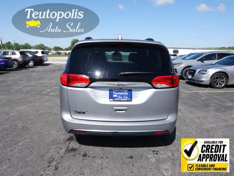 2019 Chrysler Pacifica Touring L's photo