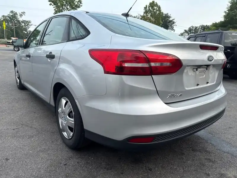 2016 Ford Focus Sedan S's photo