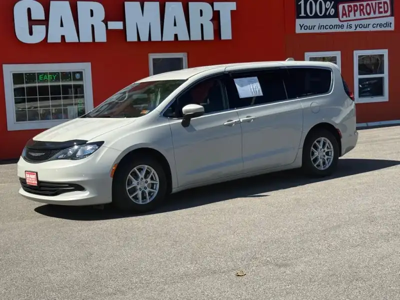 2017 Chrysler Pacifica LX's photo