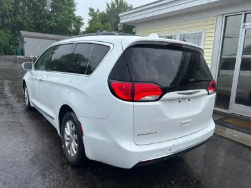 2017 Chrysler Pacifica Touring-L photo 3