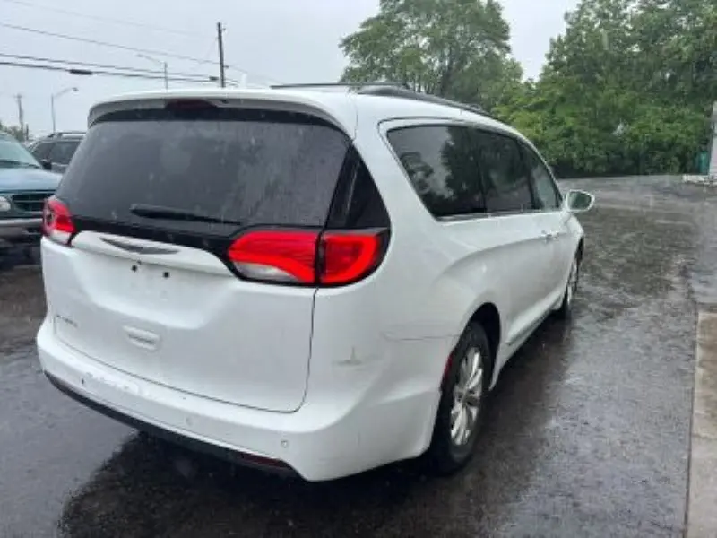 2017 Chrysler Pacifica Touring-L photo 4