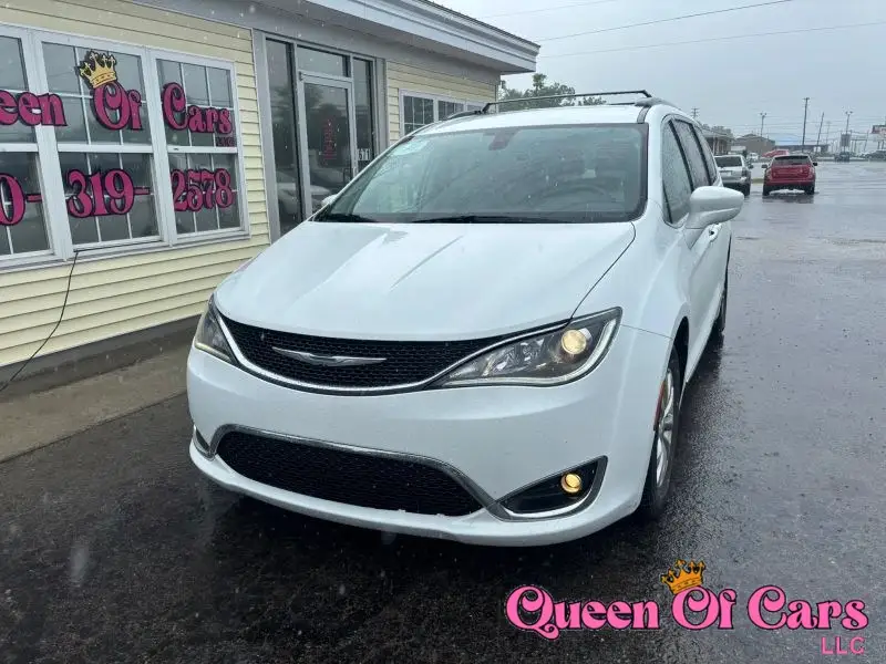 2017 Chrysler Pacifica Touring-L photo 1