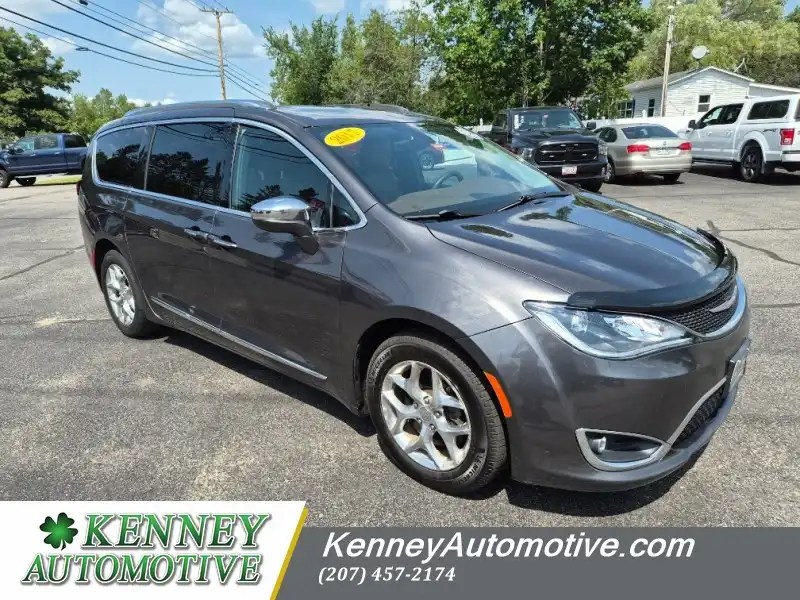 2017 Chrysler Pacifica Limited's photo