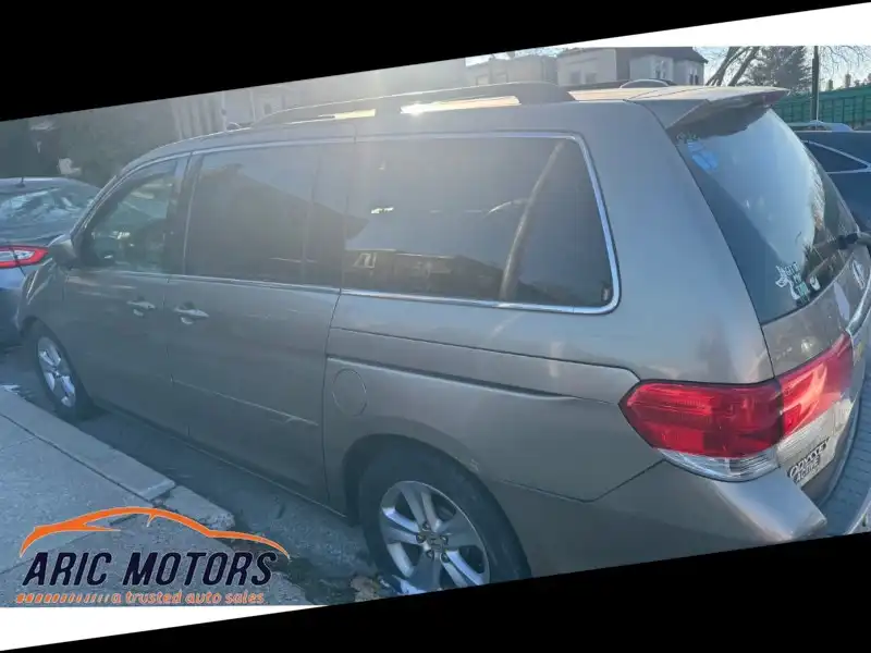 2010 Honda Odyssey Touring's photo