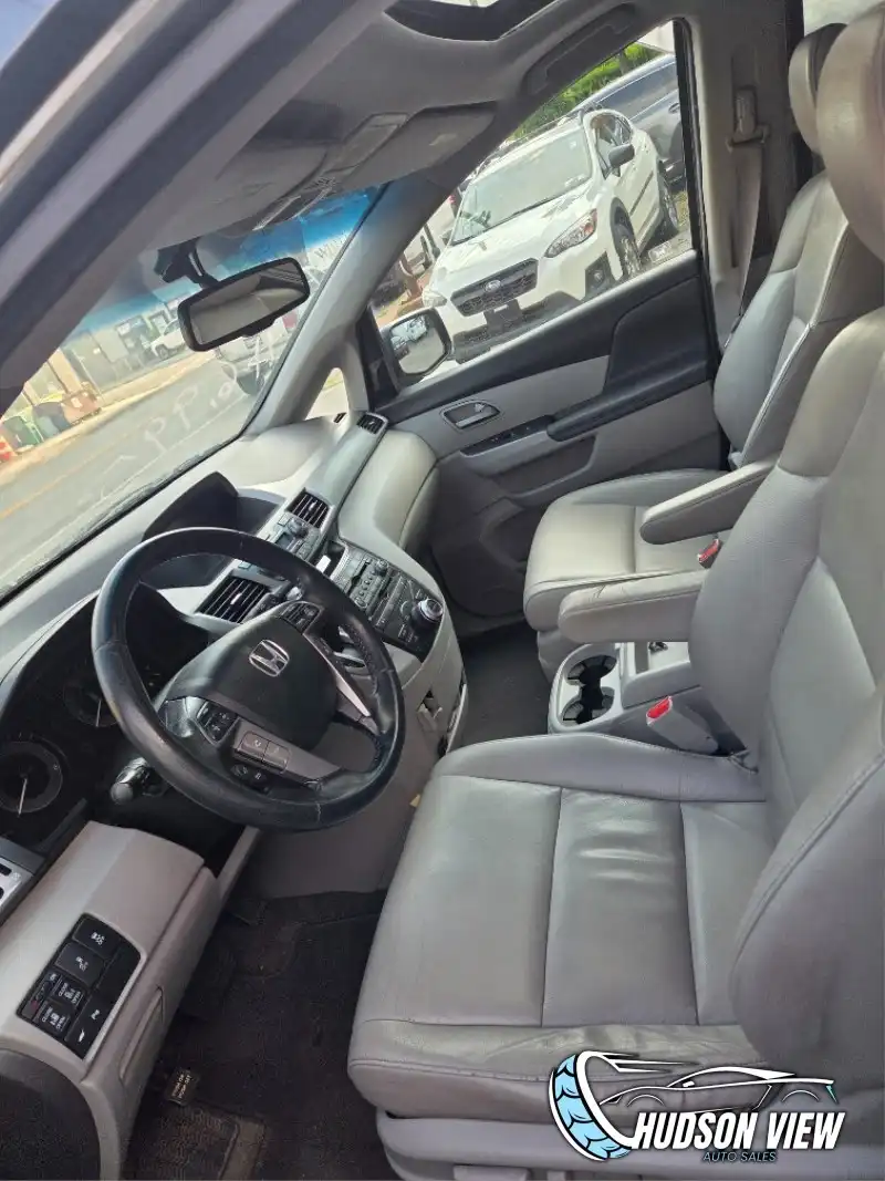 2011 Honda Odyssey Touring's photo