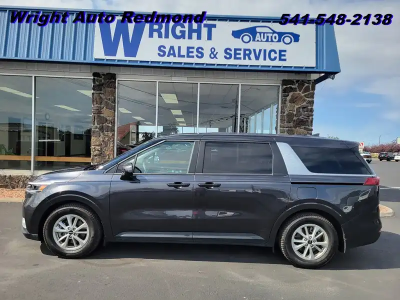 2023 Kia Sedona LX's photo