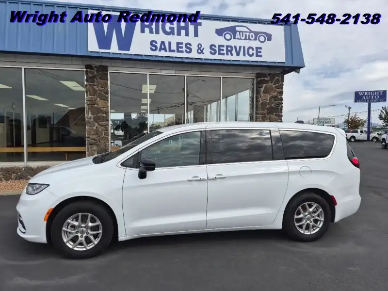 2025 Chrysler Pacifica Select's photo