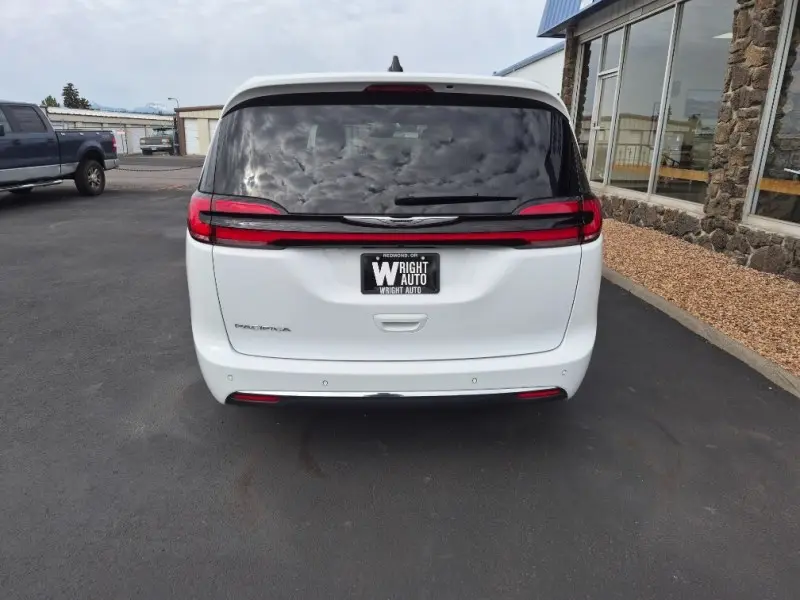 2025 Chrysler Pacifica Select photo 3