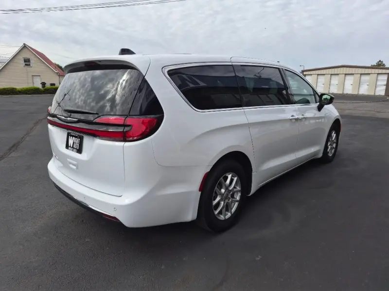 2025 Chrysler Pacifica Select photo 4