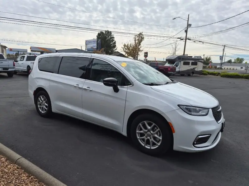 2025 Chrysler Pacifica Select photo 5